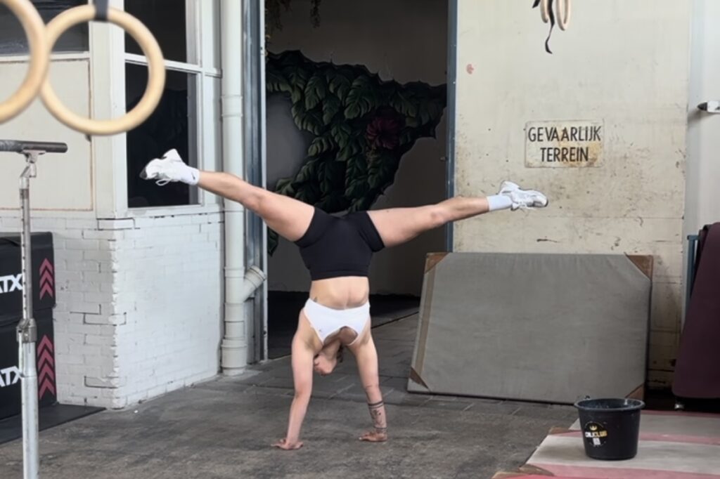 Calisthenics voor vrouwen: straddle handstand